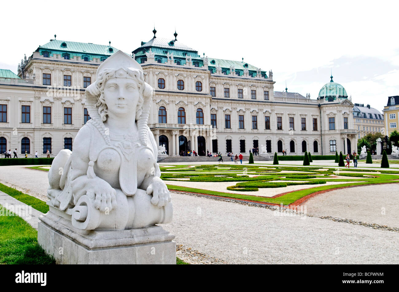 Schloss Belvedere Skulptur und Gärten Wien // WIEN, Österreich — das Schloss Belvedere, ein prächtiges Beispiel barocker Architektur, steht majestätisch in Wien. Dieser historische Komplex besteht aus zwei Palästen, dem oberen und dem unteren Belvedere, die sich inmitten weitläufiger formeller Gärten befinden. Das Schloss ist bekannt für seine Kunstsammlung, darunter Werke von Gustav Klimt, und bietet Besuchern einen Einblick in die kaiserliche Geschichte und das kulturelle Erbe Österreichs. Stockfoto