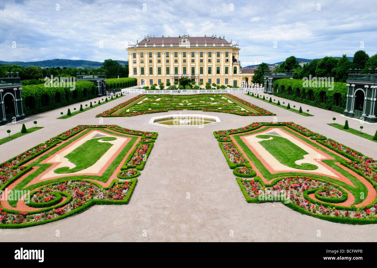 WIEN, Österreich – Privater Garten im Schloss Schönbrunn. Schloss