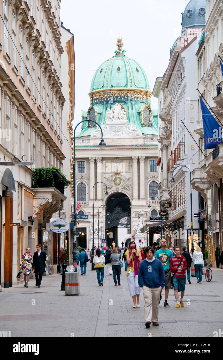 WIEN, Österreich – Eine Straßenszene in der Wiener Altstadt. Das Bild fängt die historische Architektur und die lebendige Atmosphäre des Stadtzentrums ein. Die Wiener Altstadt gehört zum UNESCO-Weltkulturerbe. Stockfoto