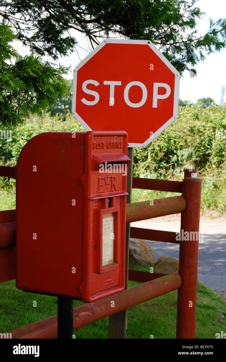 Ländliche Briefkasten durch ein Stop-Schild Stockfoto