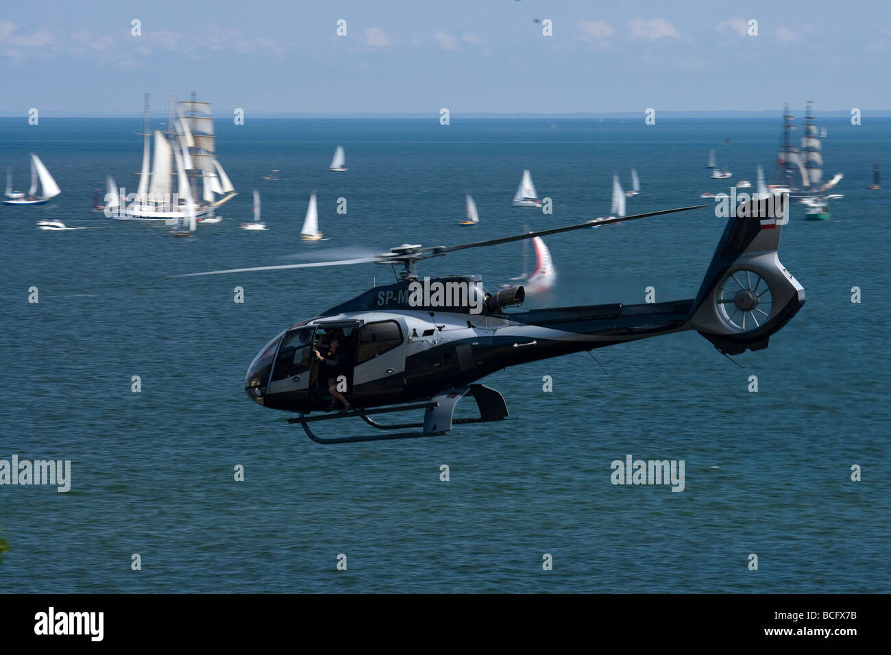 Hubschrauber der Fernsehsender herumfliegen während des Beginns der Tall Ships Races Parade in Gdynia, 2009. Stockfoto