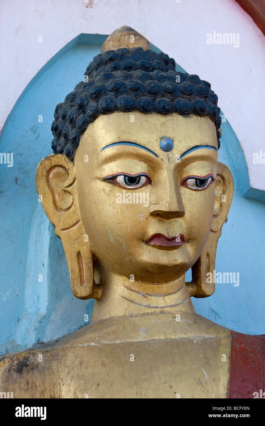 Kathmandu, Nepal.  Entlang der Treppe zum Swayambhunath Tempel Buddha.   Allsehendes drittes Auge auf der Stirn. Stockfoto