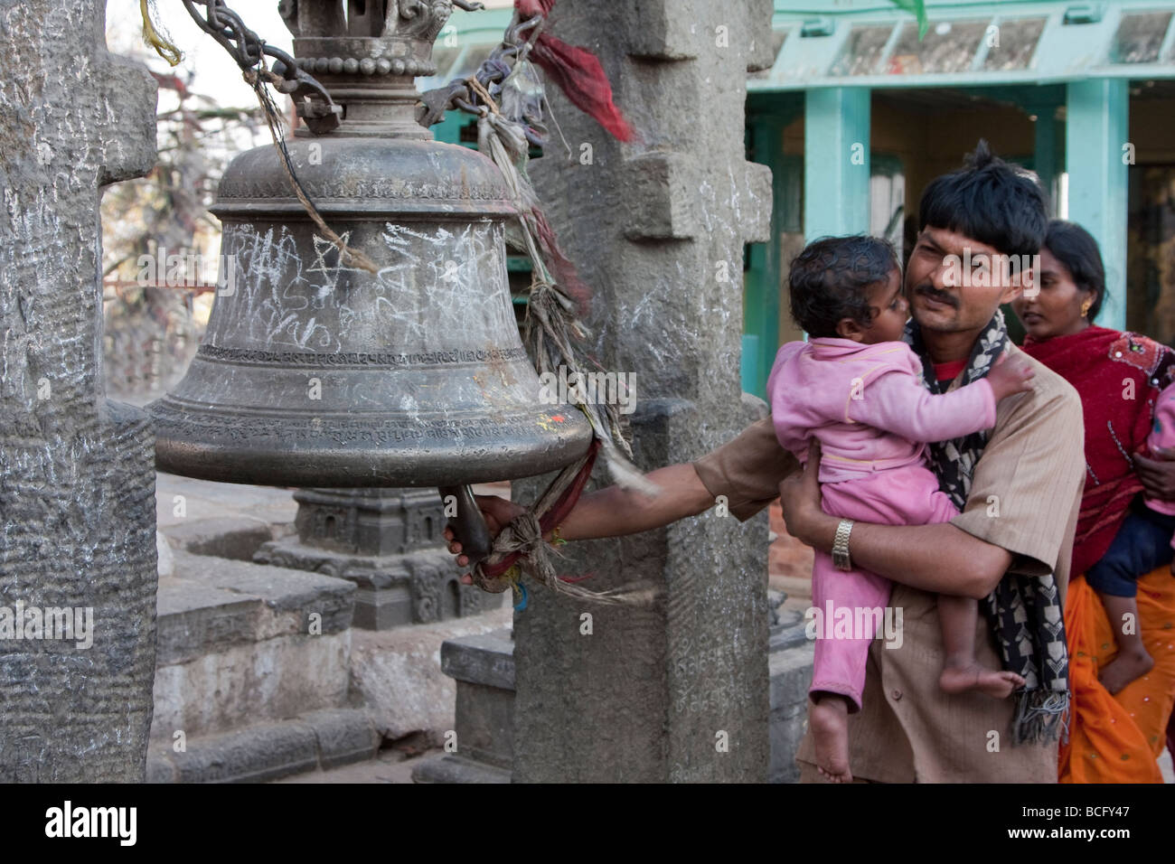 Kathmandu, Nepal. Nepali Anbeter klingelt bei Swayambhunath Tempel. Glocken treiben böse Geister entfernt. Stockfoto
