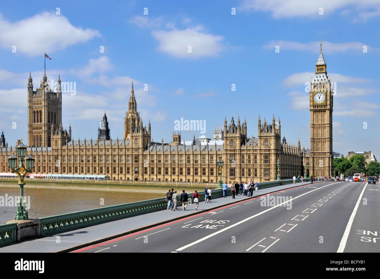 London Westminster Bridge über die Themse mit Häusern des Parlaments waterside Fassade frei von Gerüsten Victoria Tower flag & Big Ben Clock Tower Stockfoto