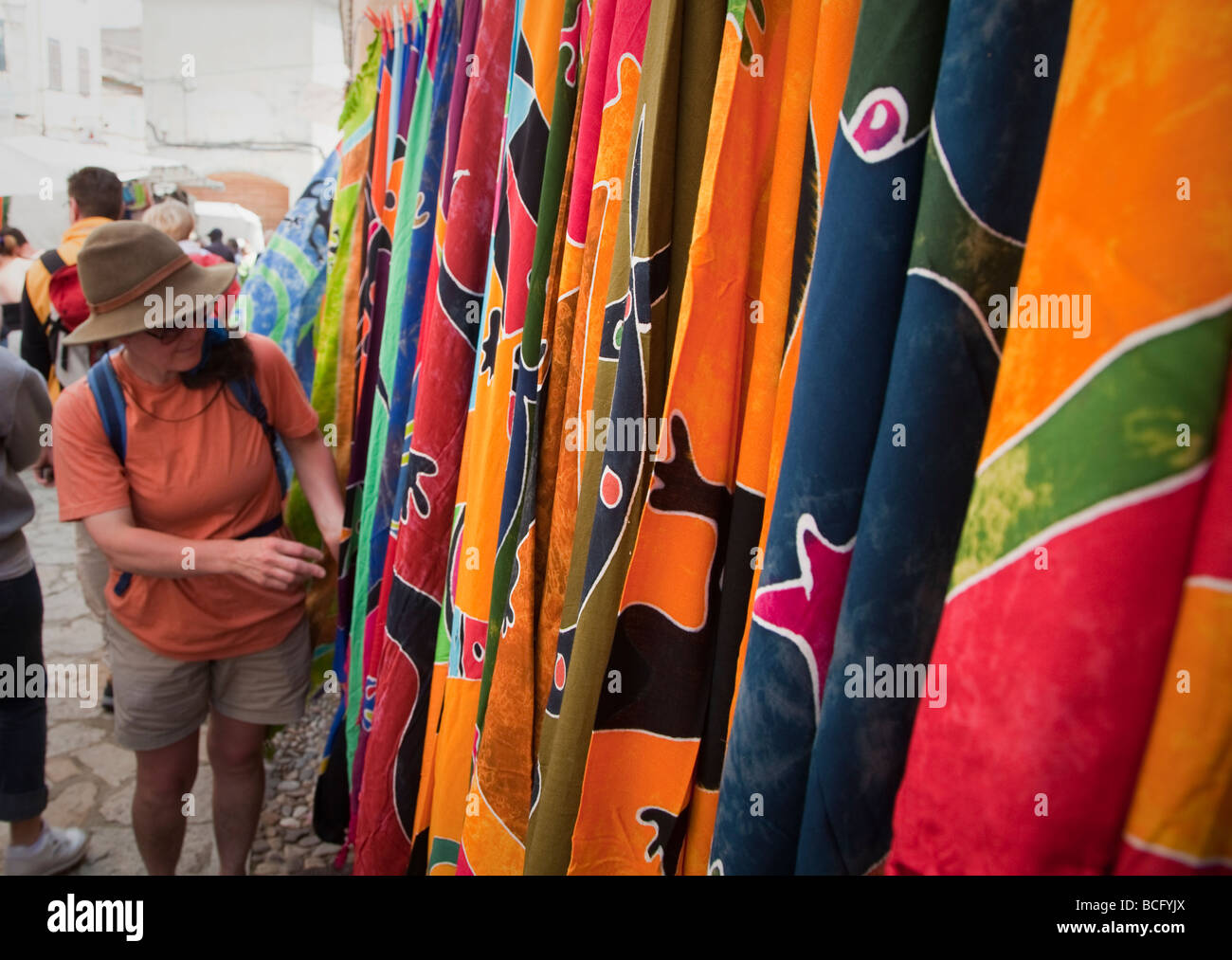 Frau betrachten Stoffe auf Verkauf im freien Markt Sineu Mallorca Spanien Stockfoto