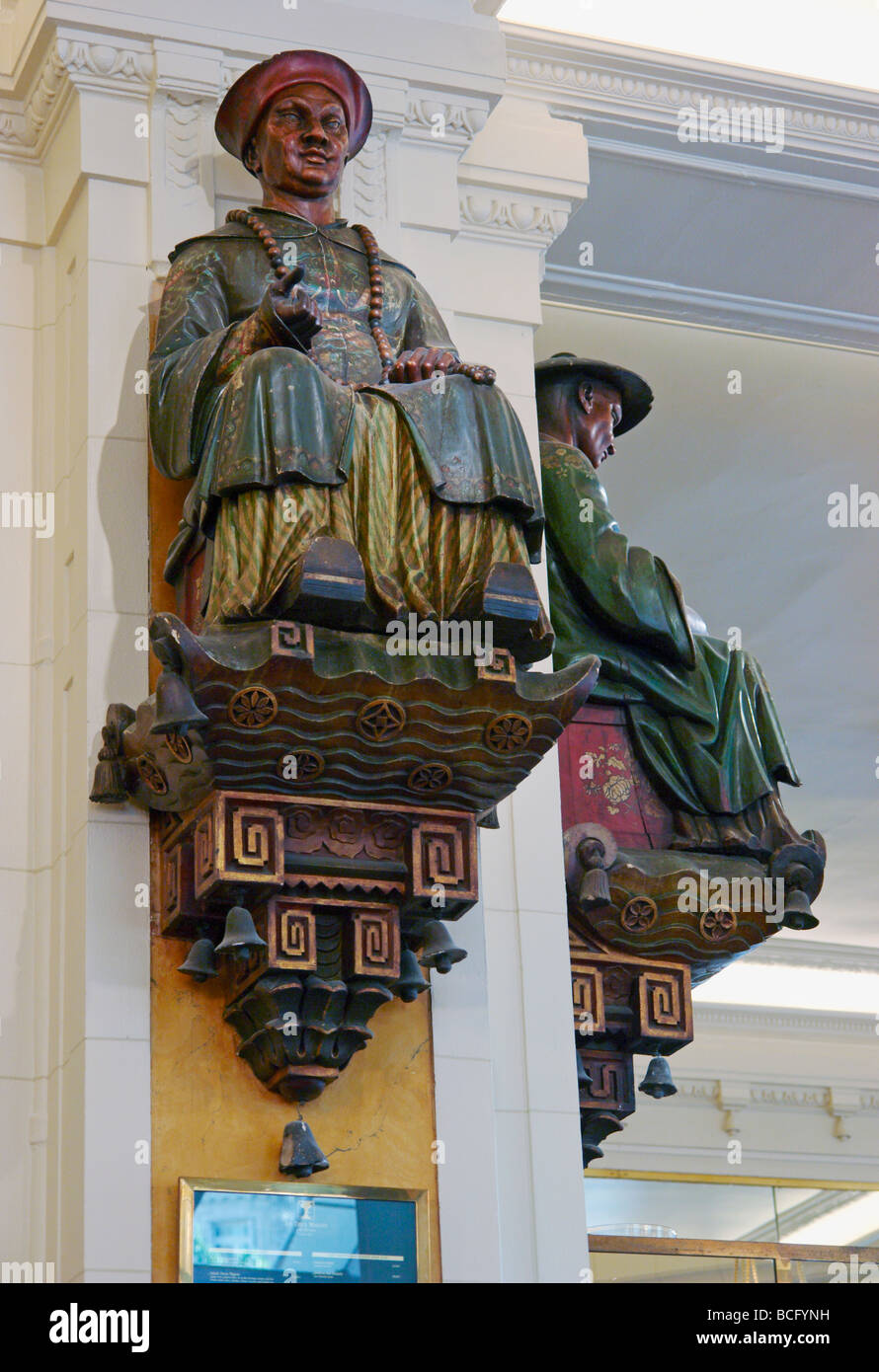 Asiatische Statuen im Inneren das berühmte Café Les Deux Magots Paris Frankreich Stockfoto