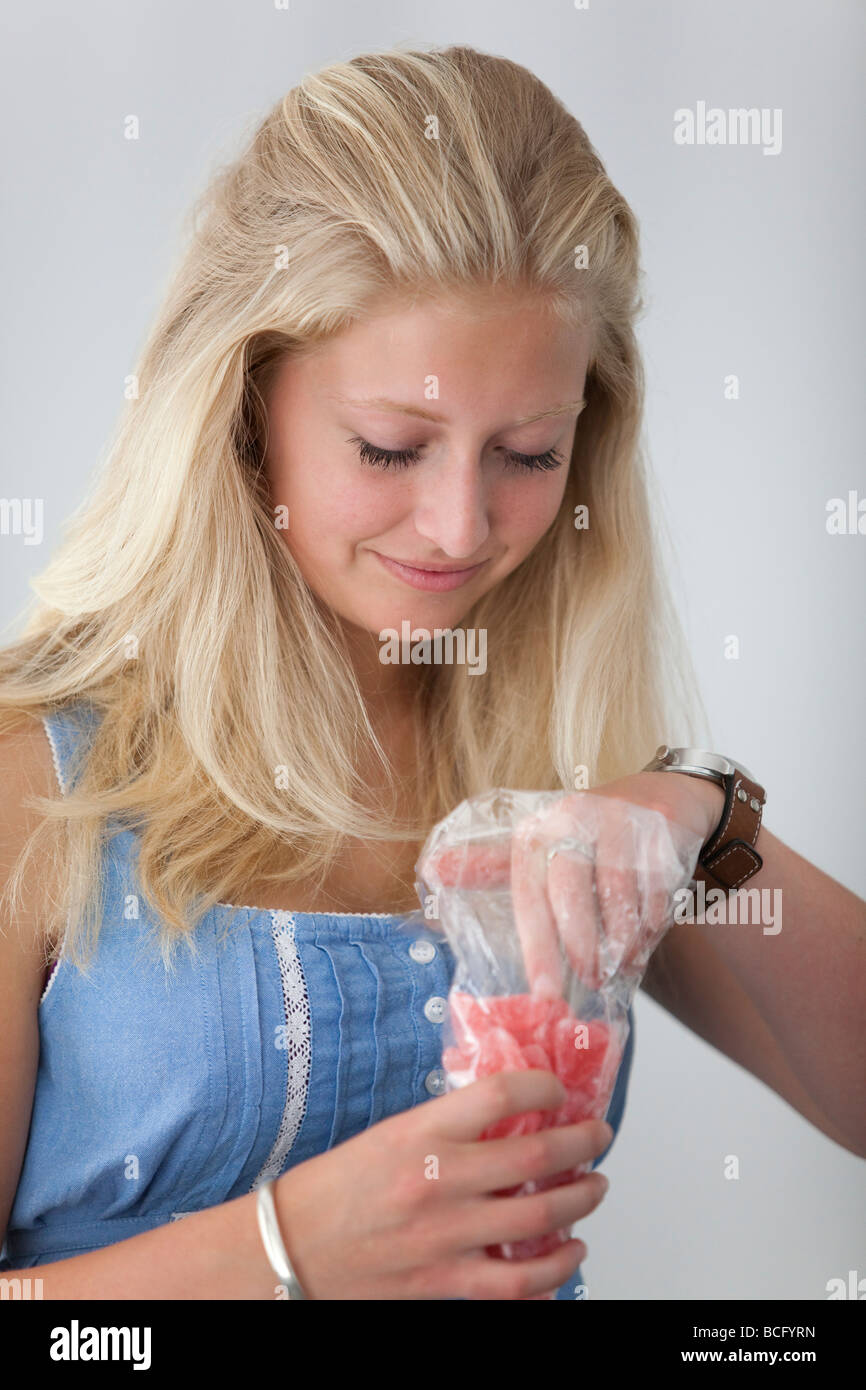 Porträt eines Mädchens mit einem Beutel mit Süßigkeiten Stockfoto
