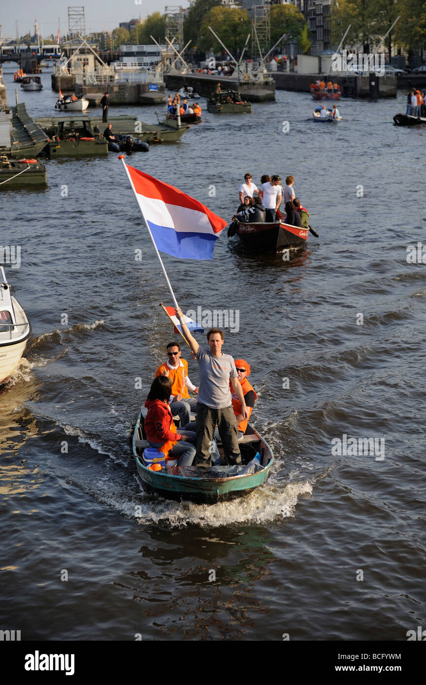 Den Fluss Amstel voll mit Party-Boote für die Geburtstagsfeier 2009 Queens Stockfoto