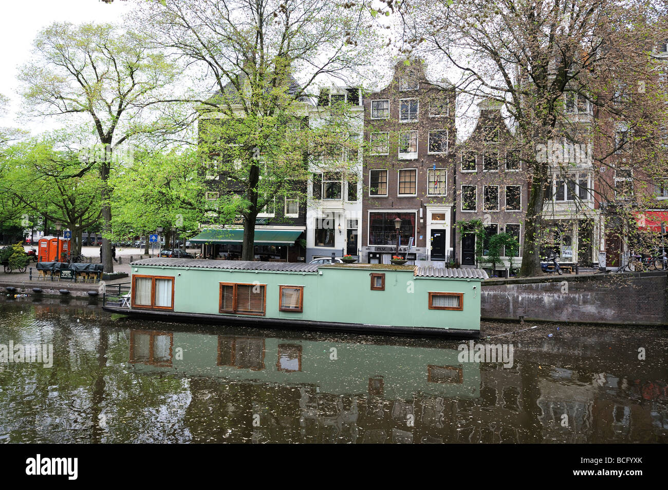 Grünes Haus Boot gegenüberliegenden Café Marcella am Amstelveld in Amsterdam Stockfoto