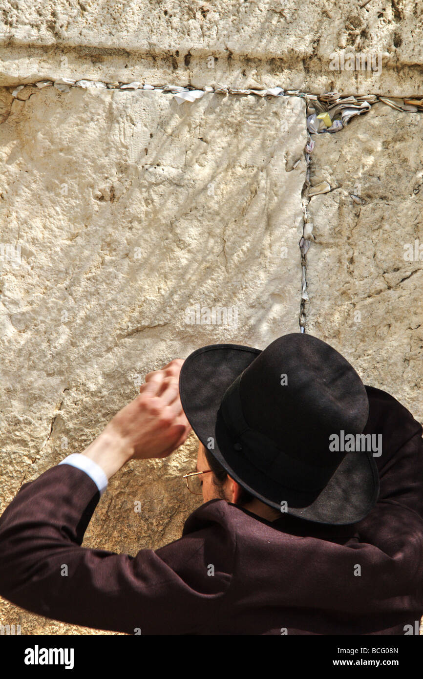 Israel alte Stadt von Jerusalem orthodoxer Jude tief im Gebet an der Klagemauer Stockfoto