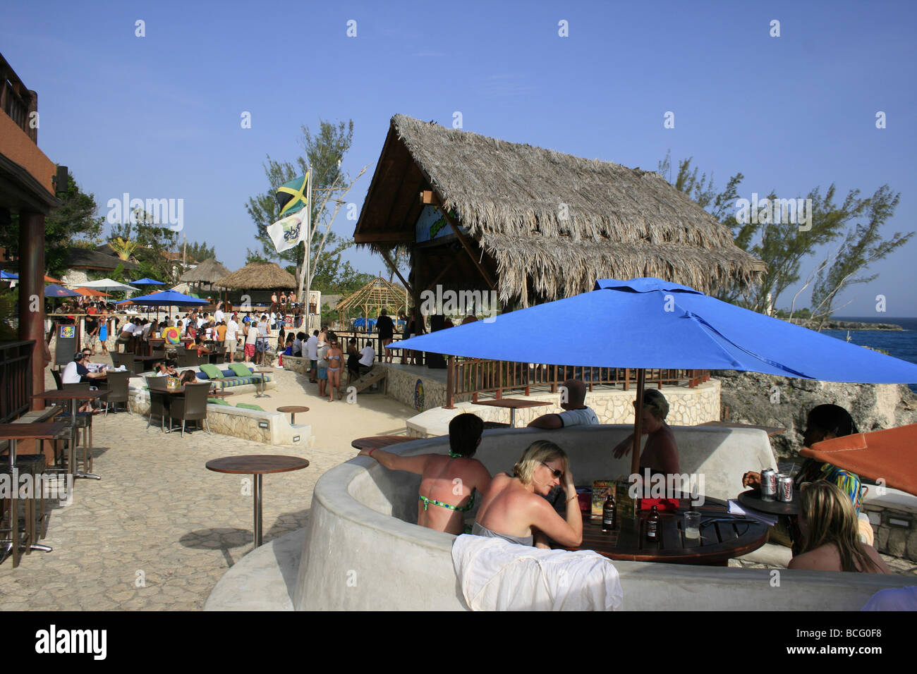 Menschen trinken an der berühmten Ricks Café in Negril, Jamaika Stockfoto