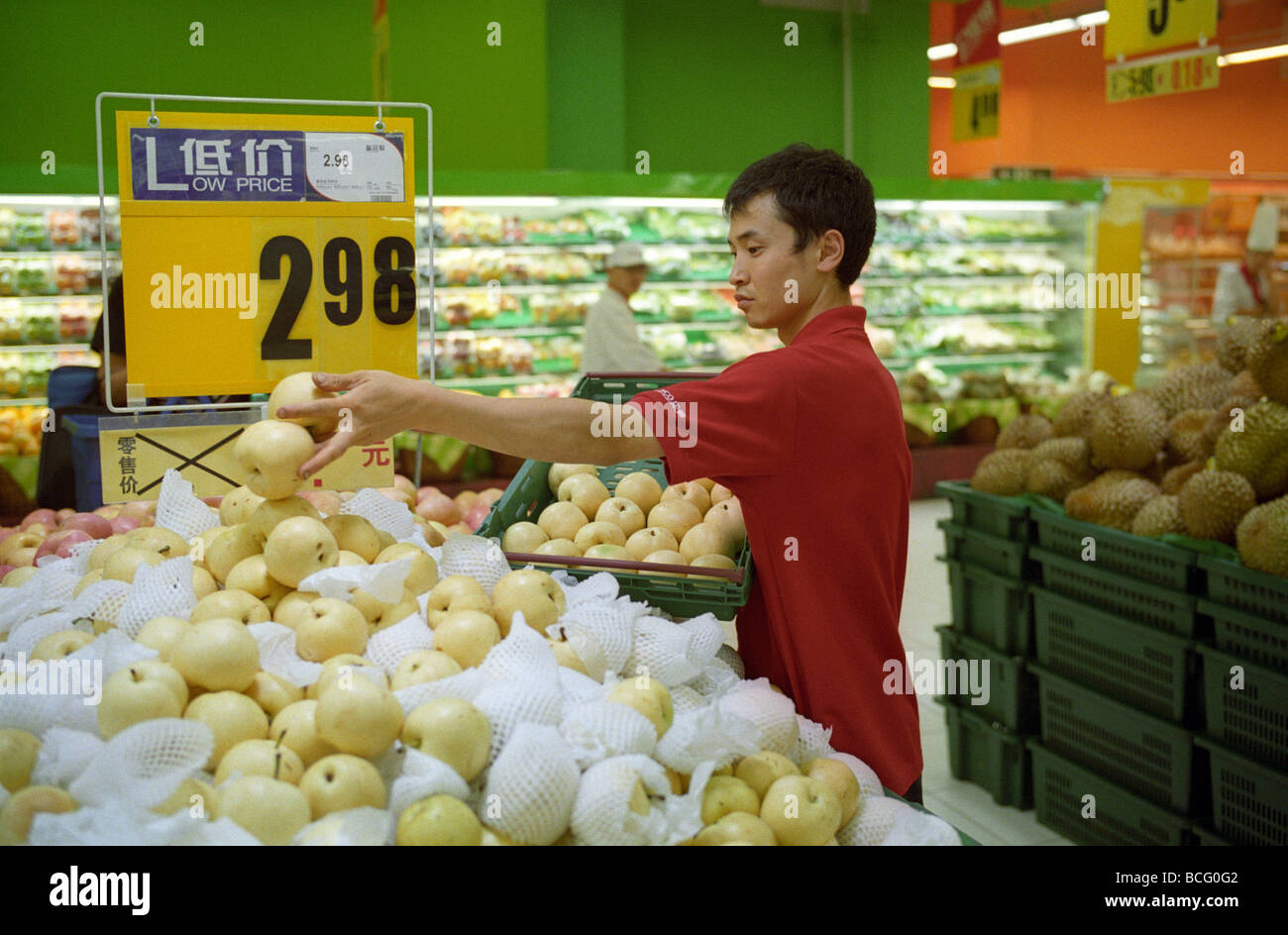 Abschnitt "Früchte" am Tesco-Supermarkt in Peking, China. 2009 Stockfoto