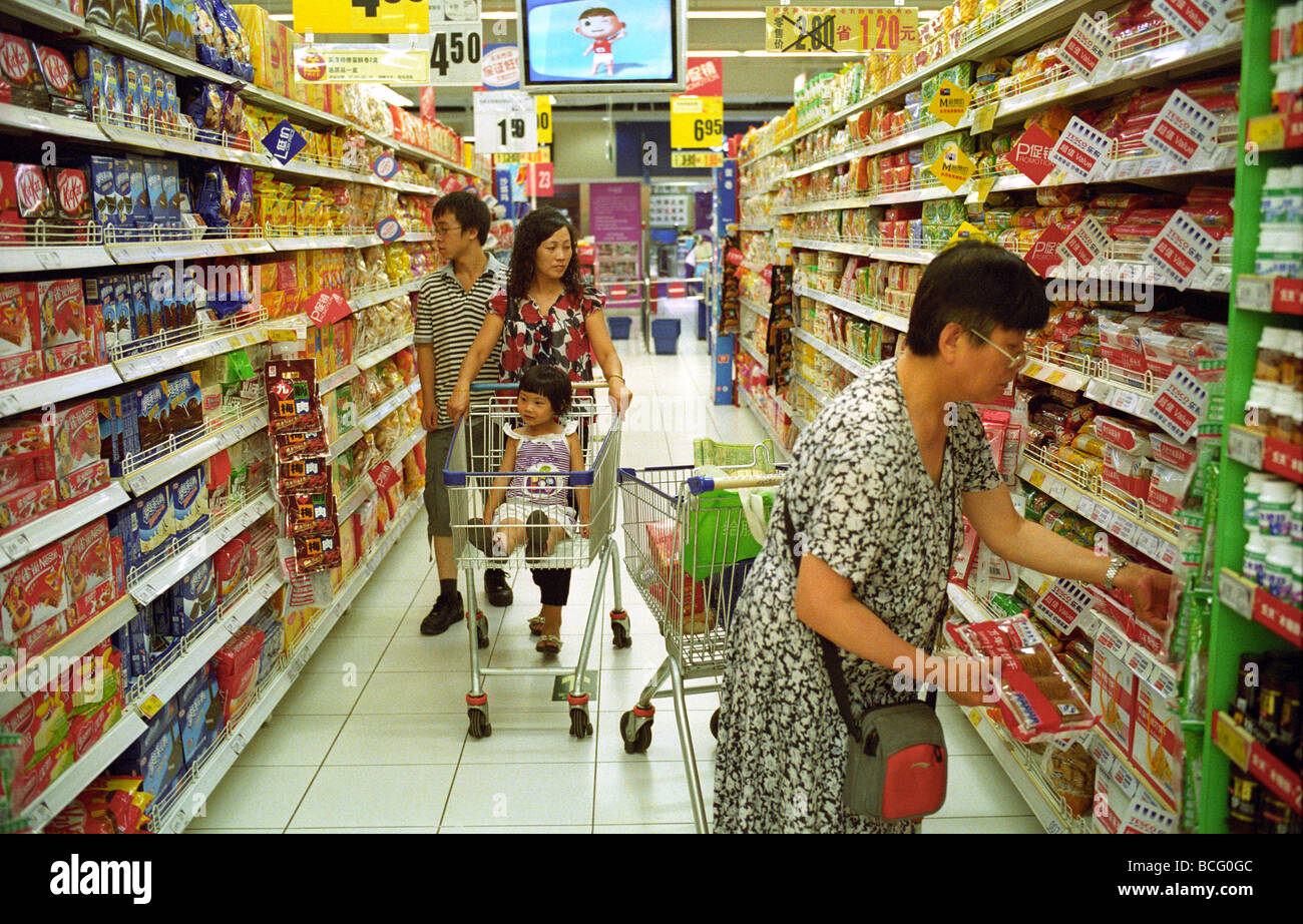 Chinesische Verbraucher Einkaufen bei Tesco-Supermarkt in Peking, China. 2009 Stockfoto