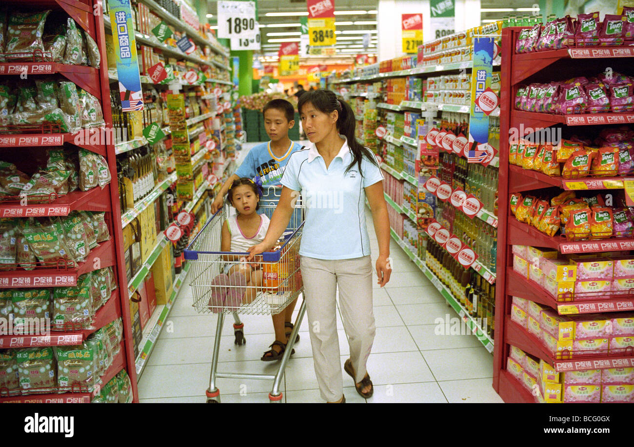 Chinesische Verbraucher Einkaufen bei Tesco-Supermarkt in Peking, China. 2009 Stockfoto