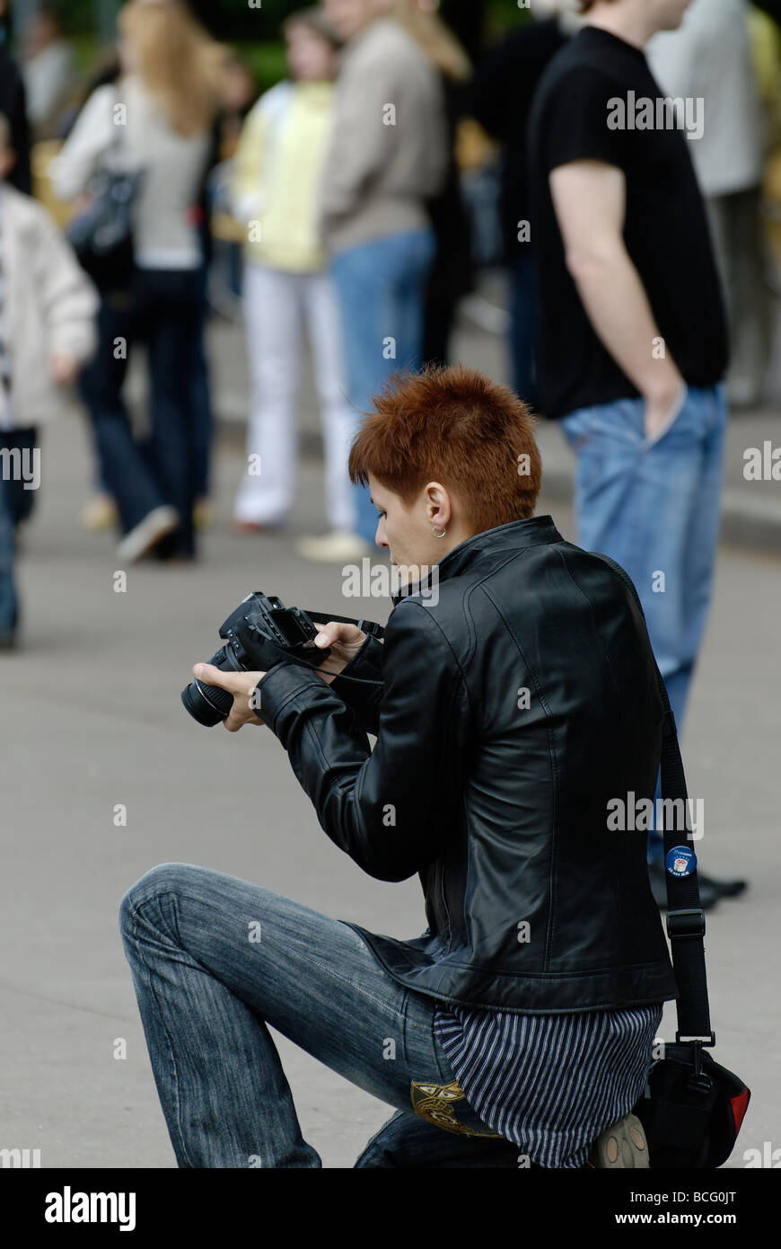 Eine Frau Photograoher überprüft die gemachten Fotos Stockfoto