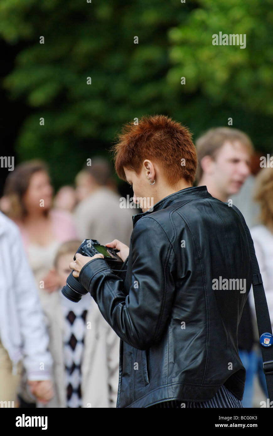 Eine Frau Photograoher überprüft die gemachten Fotos Stockfoto