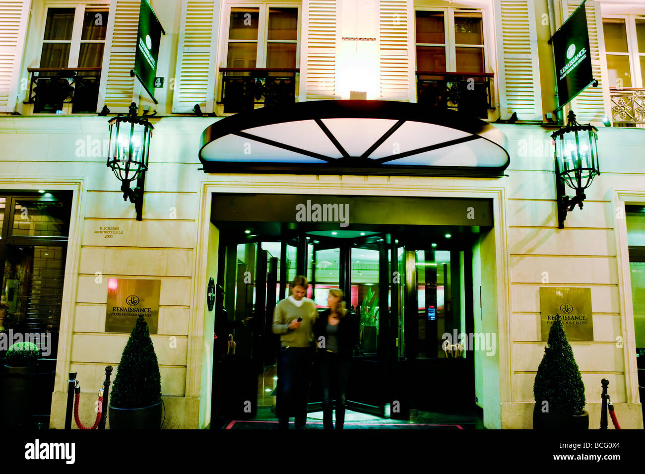 Paris Frankreich, Außenansicht des modernen Luxushotels, 'Renaissance Paris Ven-Dome' Menschen, Vordertür, Eingang bei Nacht, Lichter Stockfoto