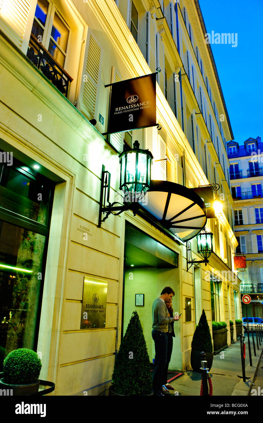 Paris Frankreich, Außenansicht des modernen Luxushotels, 'Renaissance Paris Vendome' Außenansicht des 5-Sterne-Hoteleingangs, Menschen auf der Straße bei Nacht, chic Stockfoto