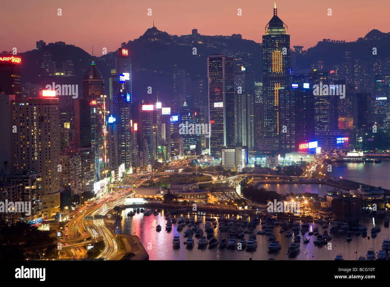 China Hong Kong Hong Kong Island Blick über Hafen zum Victoria Peak bei Sonnenuntergang Stockfoto