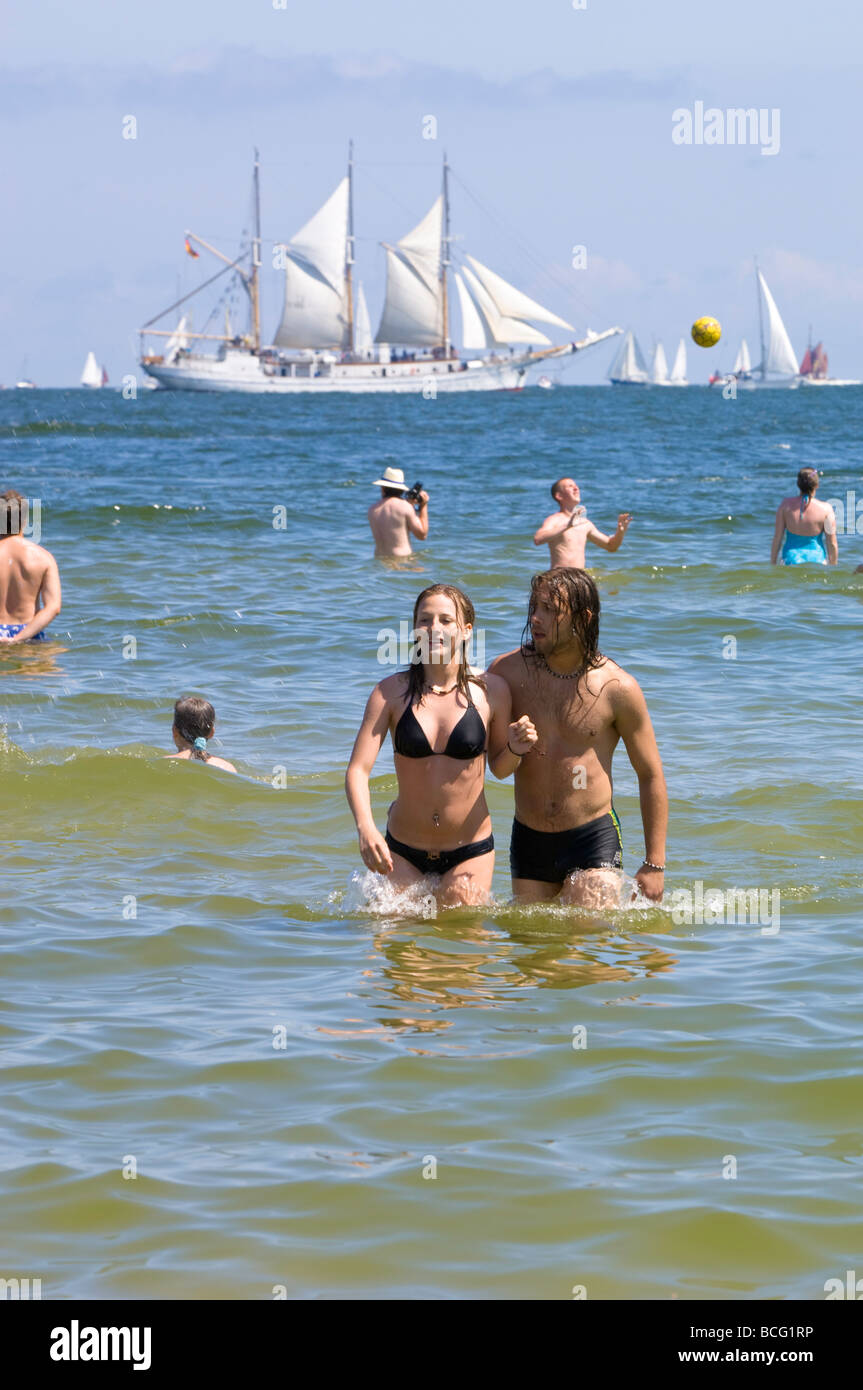 Menschen entspannen Sie am Strand bei hohen Schiffe Rennen 2009 Ostsee Gdynia Polen Stockfoto