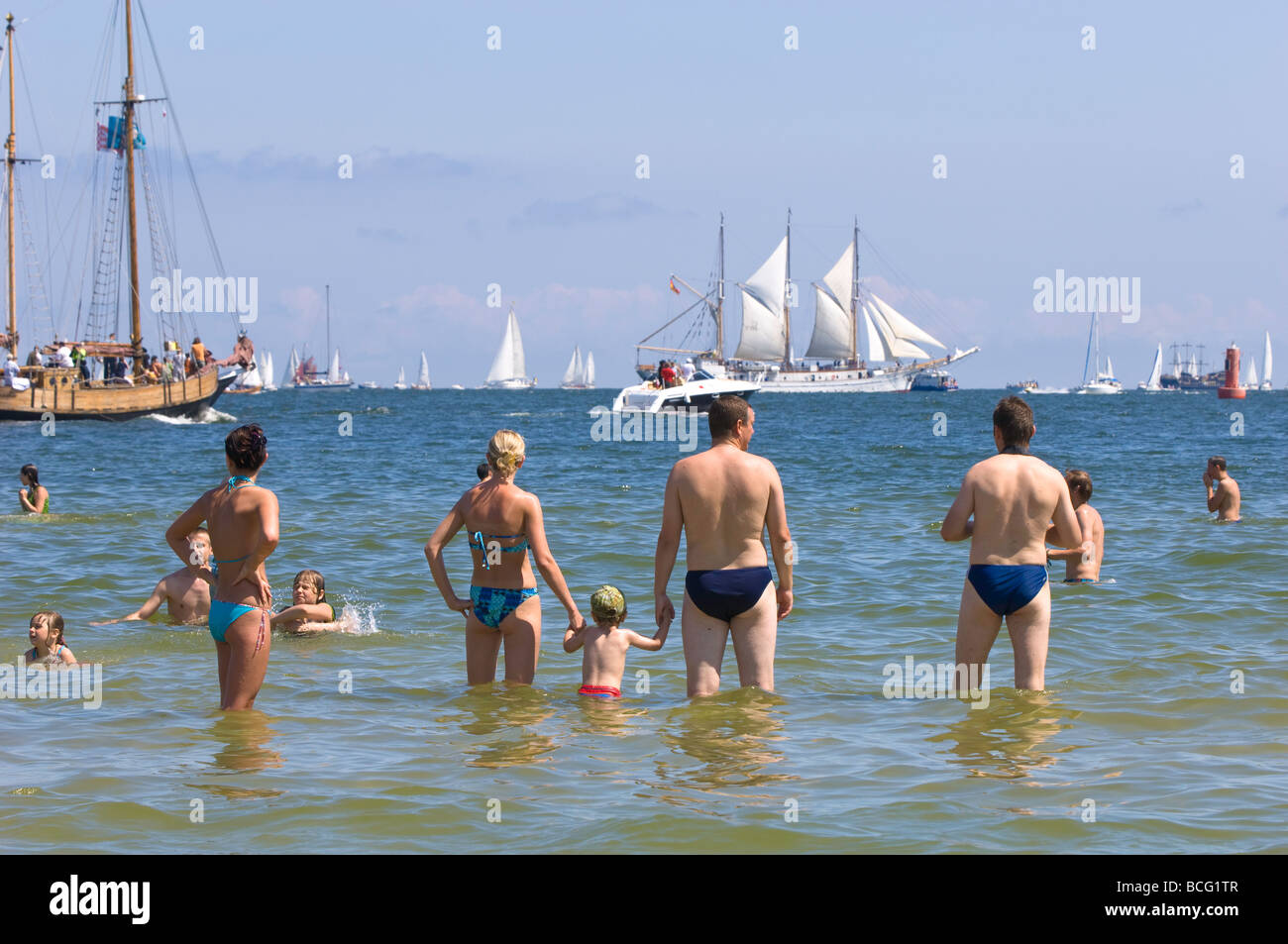 Menschen entspannen Sie am Strand bei hohen Schiffe Rennen 2009 Ostsee Gdynia Polen Stockfoto