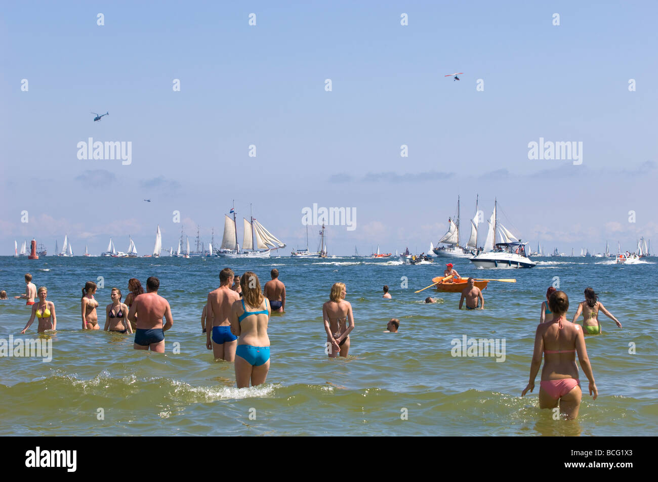 Menschen entspannen Sie am Strand bei hohen Schiffe Rennen 2009 Ostsee Gdynia Polen Stockfoto