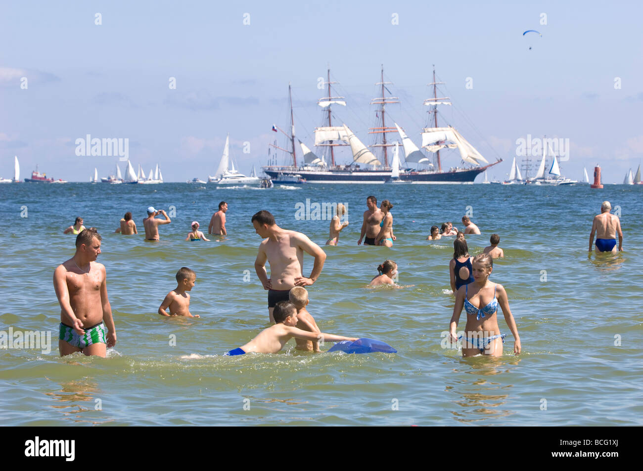 Menschen entspannen Sie am Strand bei hohen Schiffe Rennen 2009 Ostsee Gdynia Polen Stockfoto