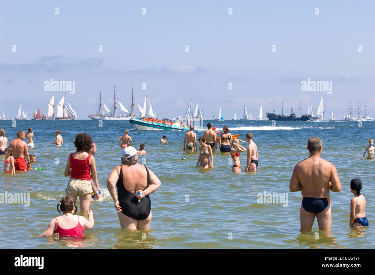 Menschen entspannen Sie am Strand bei hohen Schiffe Rennen 2009 Ostsee Gdynia Polen Stockfoto