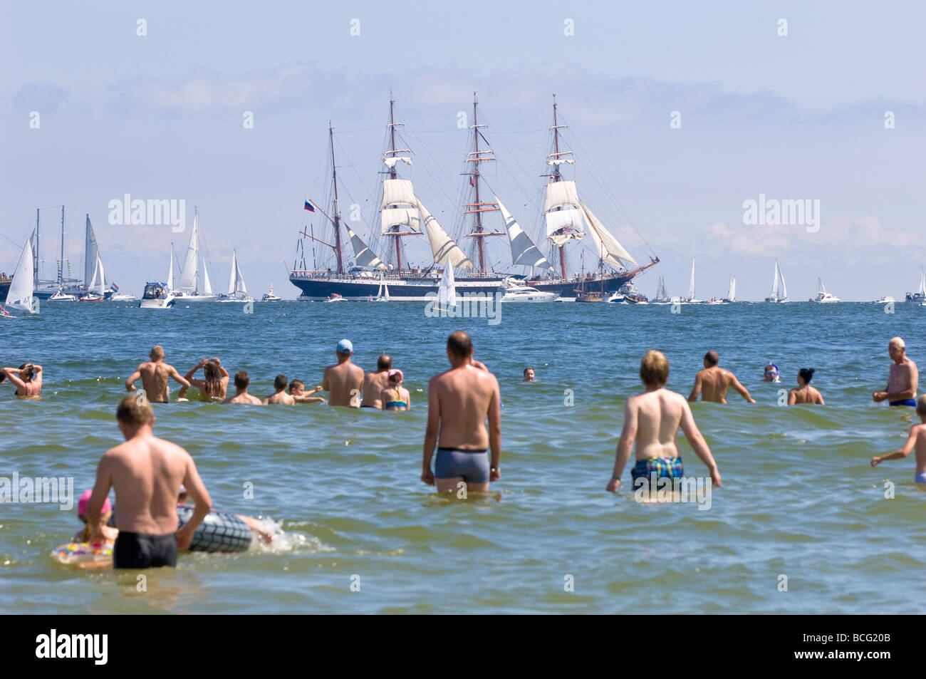 Menschen entspannen Sie am Strand bei hohen Schiffe Rennen 2009 Ostsee Gdynia Polen Stockfoto