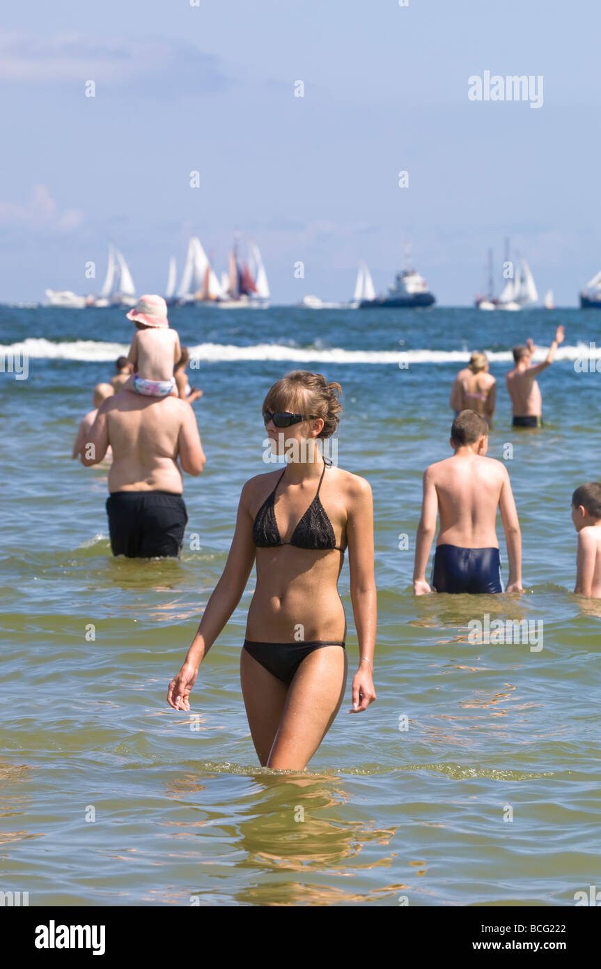 Menschen entspannen Sie am Strand bei hohen Schiffe Rennen 2009 Ostsee Gdynia Polen Stockfoto