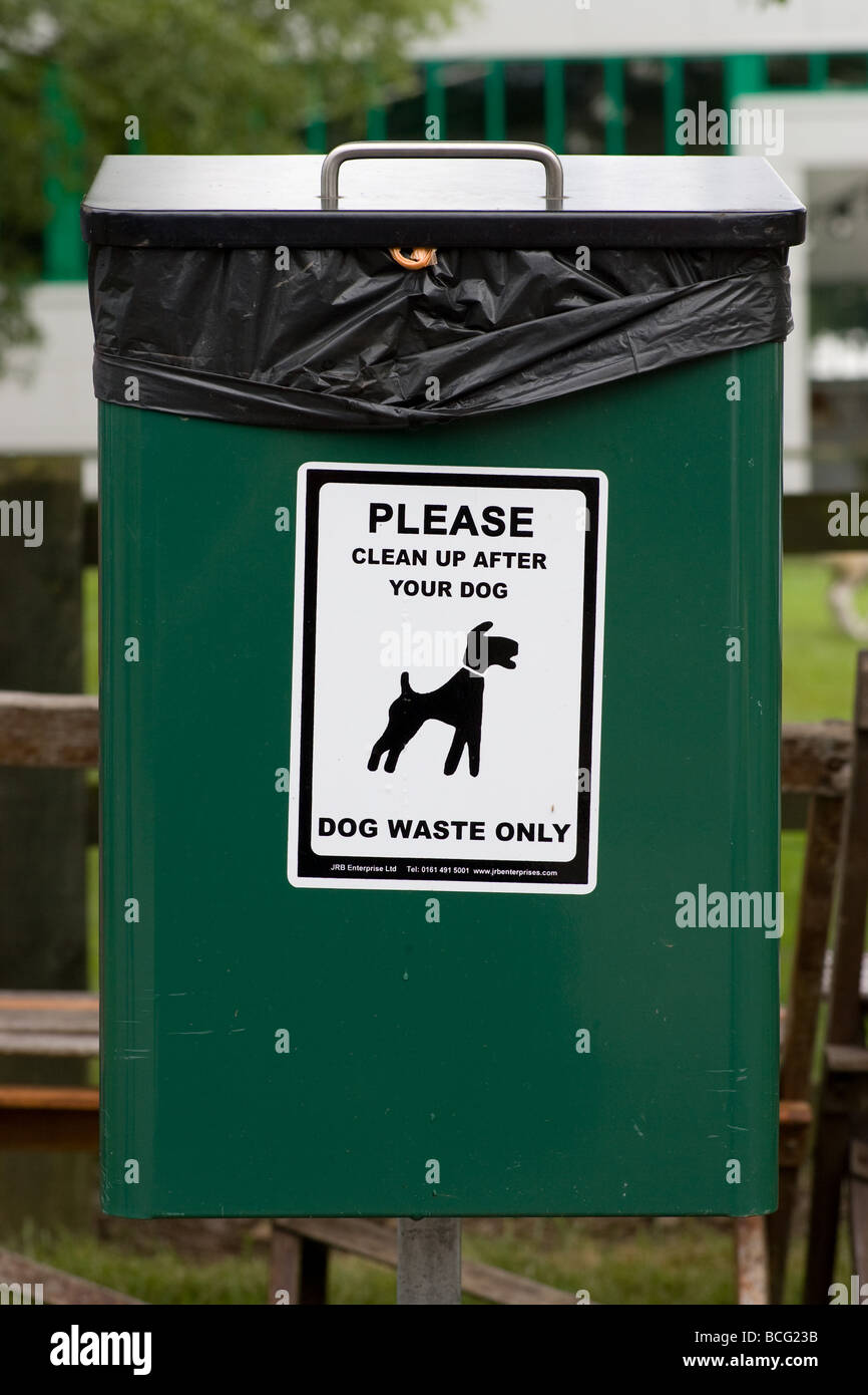 Hund-Abfallbehälter auf einem Showground Stockfoto