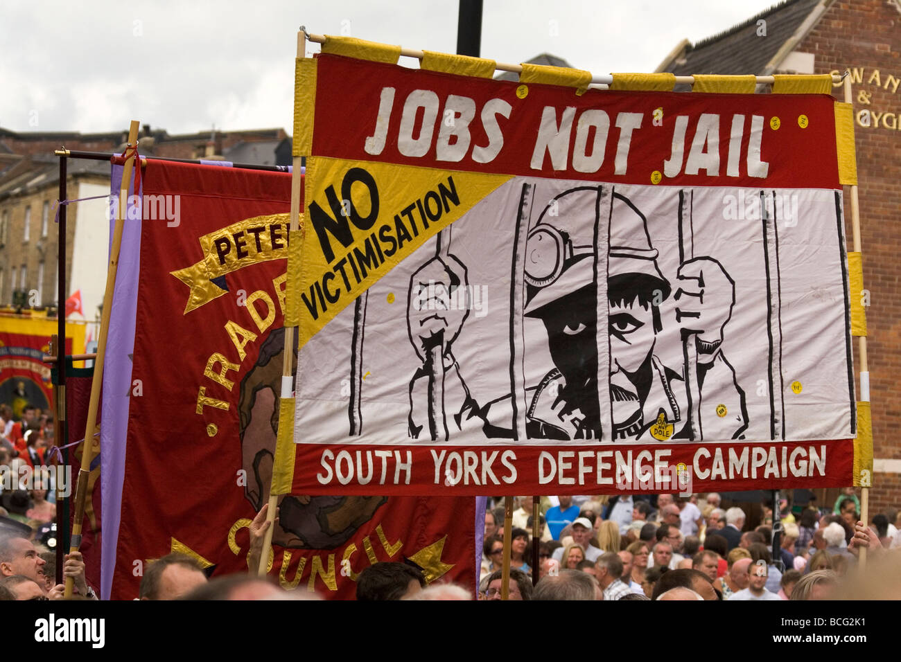 Ein "Arbeitsplätze nicht Gefängnis" Banner von South Yorskhire ist im zentralen Durham während Durham Miner Gala 2009 vorgeführt. Stockfoto