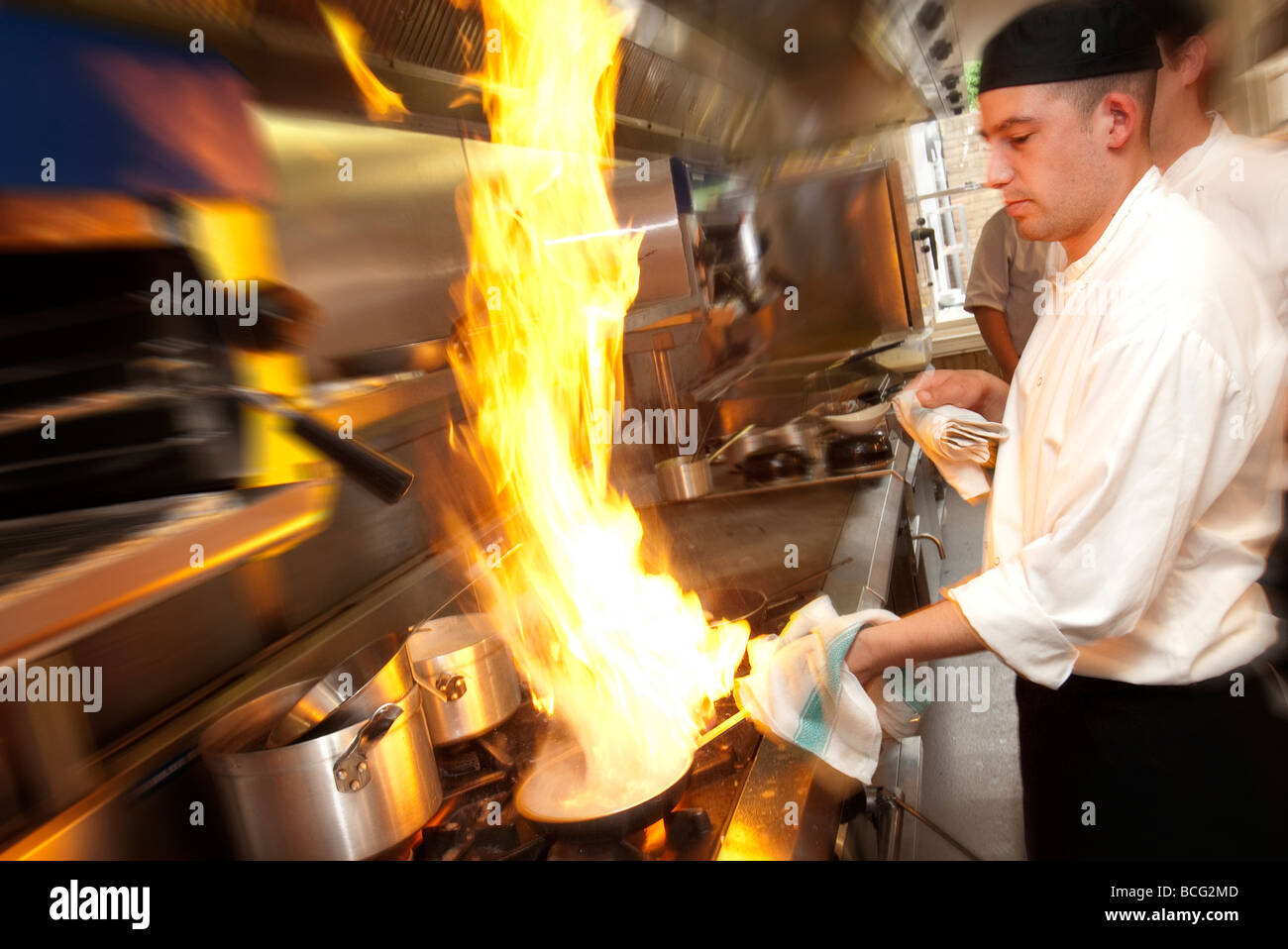 Koch in einer Restaurantküche Stockfoto