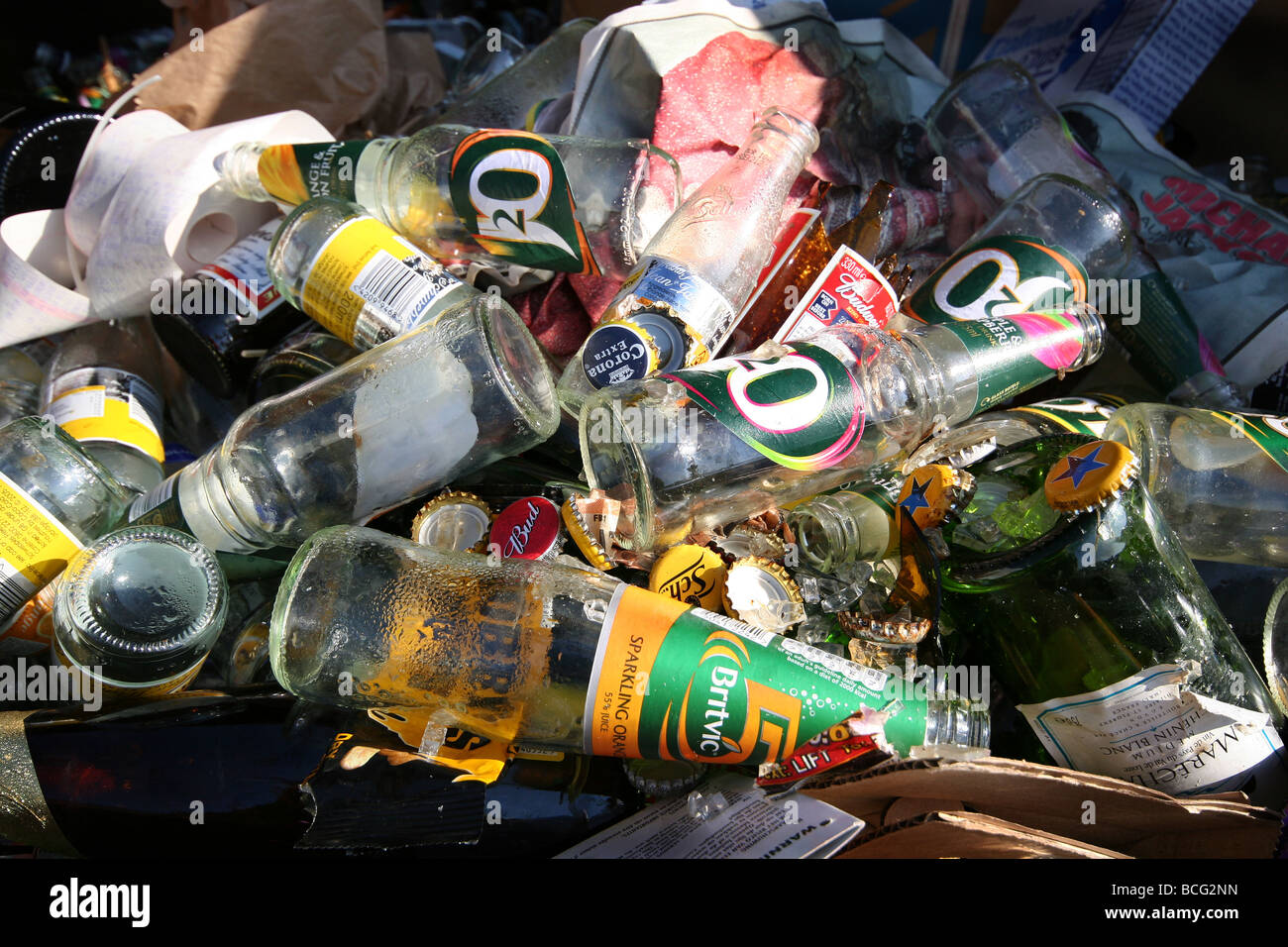 Gebrochen und weggeworfene Flaschen außerhalb einer Gastwirtschaft für das recycling. Stockfoto