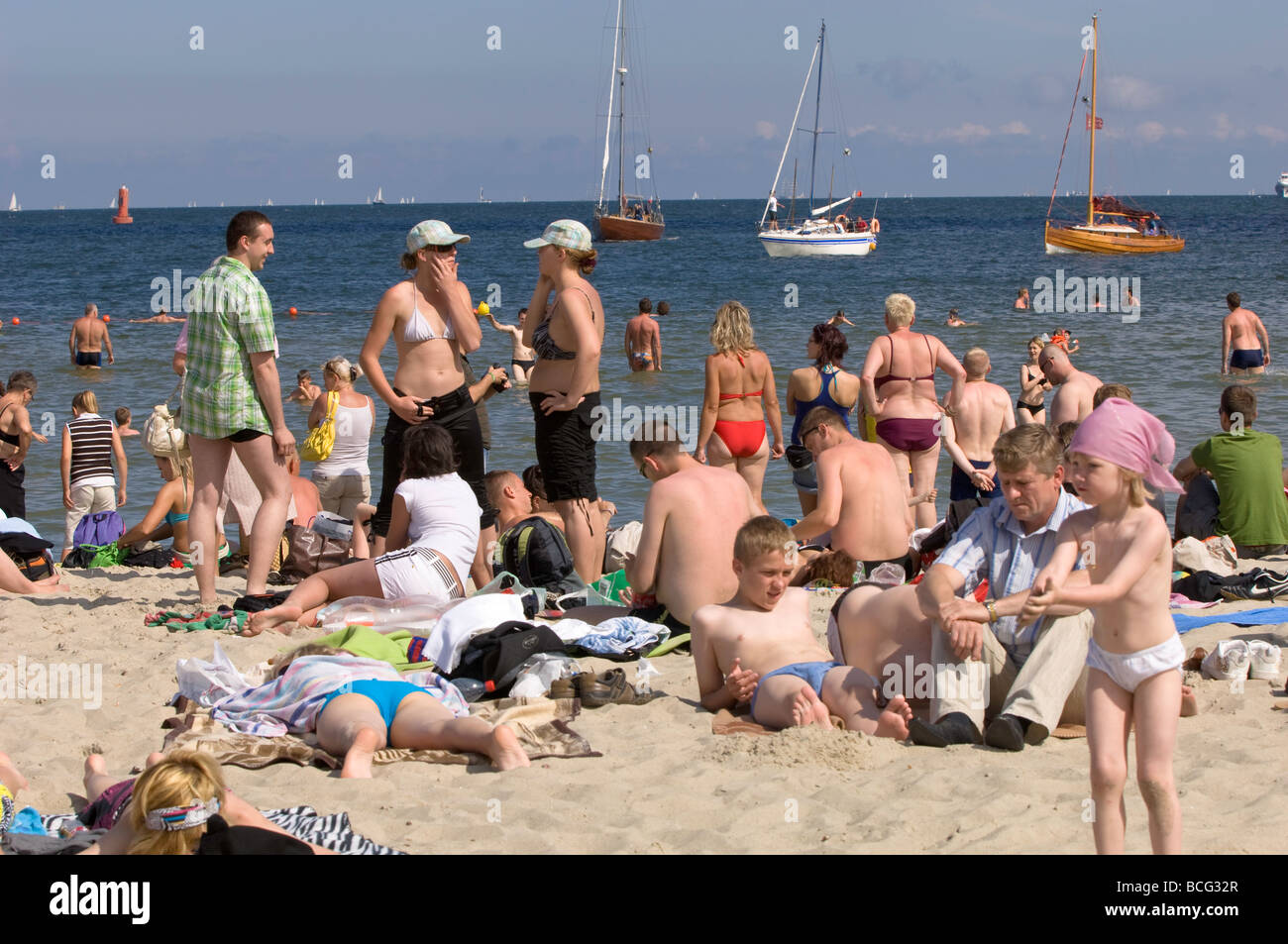 Menschen, die zum Sonnenbaden am Sandstrand Strand Ostsee Gdynia Polen Stockfoto