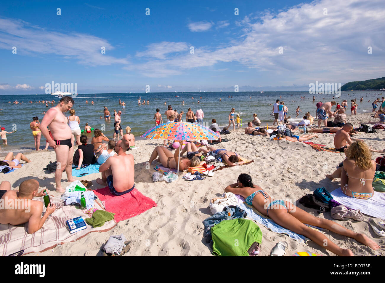 Menschen, die zum Sonnenbaden am Sandstrand Strand Ostsee Gdynia Polen Stockfoto
