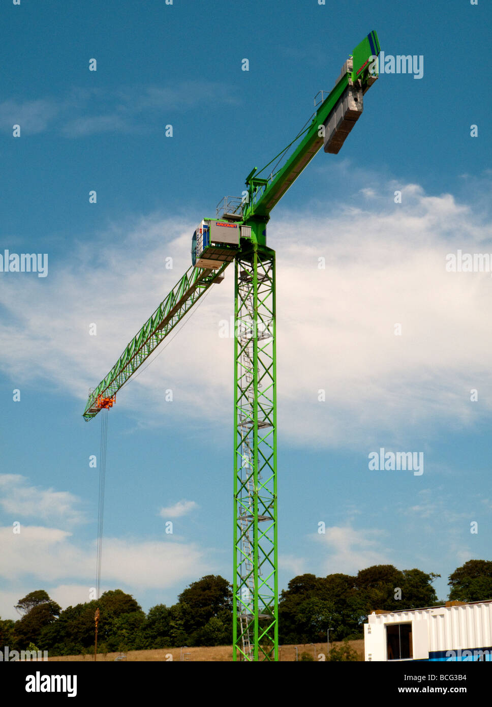 Eine grüne Turmdrehkran für ein Bauwerk verwendet wird Stockfoto