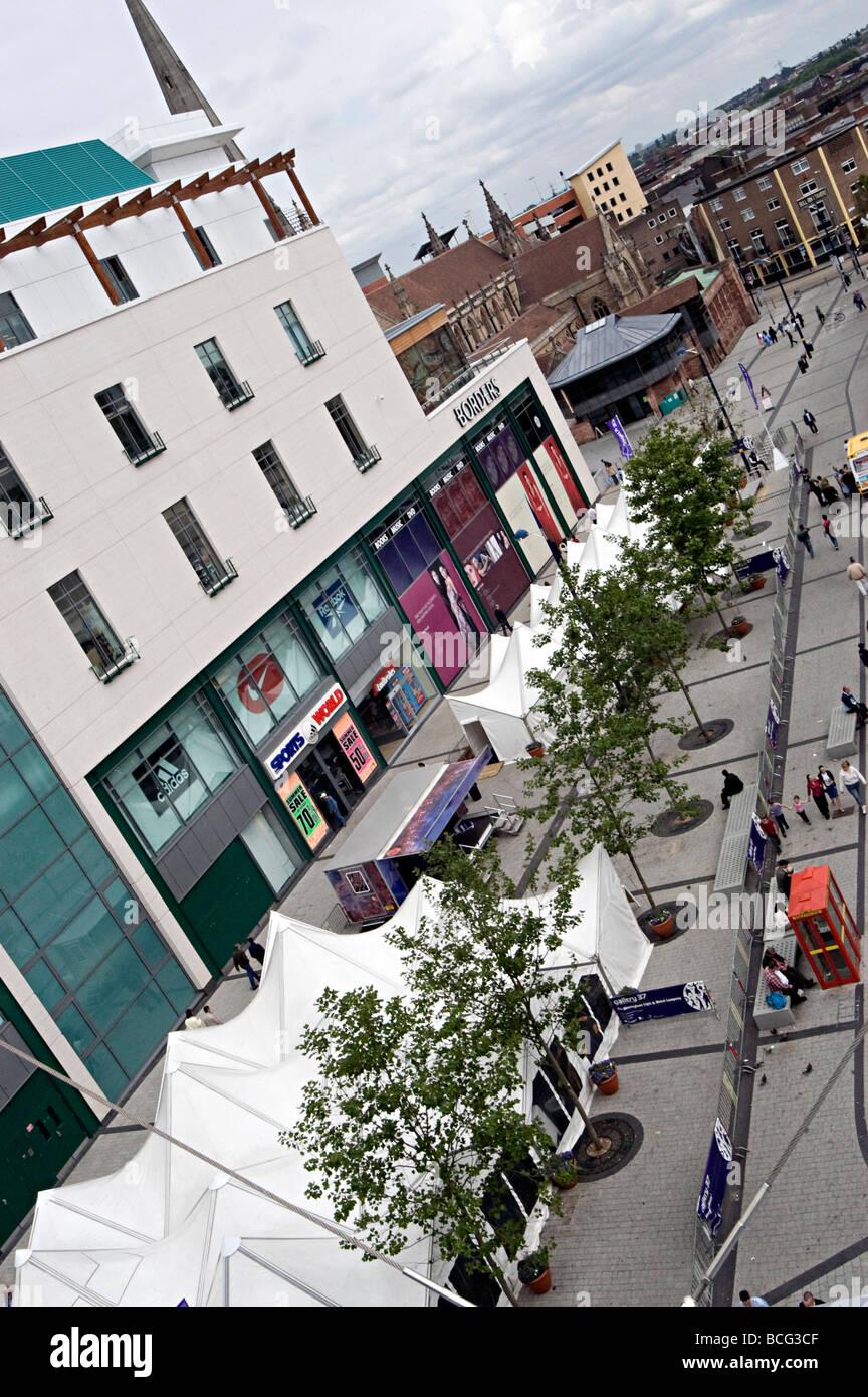 Galerie 37 Zelte der nationalen Jugend-Kunst unter Leinwand neben Birmingham Bullring in 2004 Stockfoto