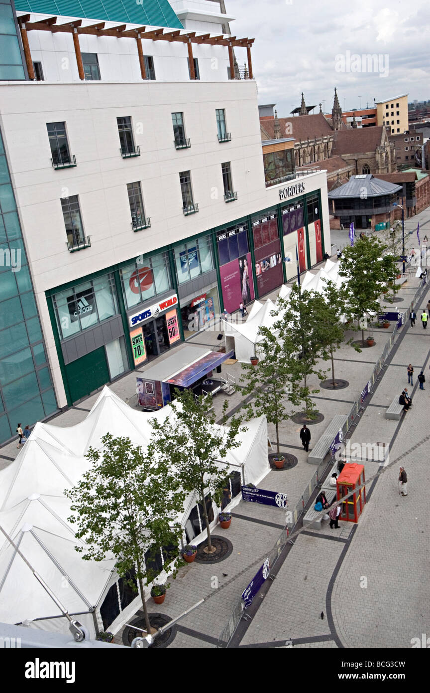 Galerie 37 Zelte der nationalen Jugend-Kunst unter Leinwand neben Birmingham Bullring in 2004 Stockfoto