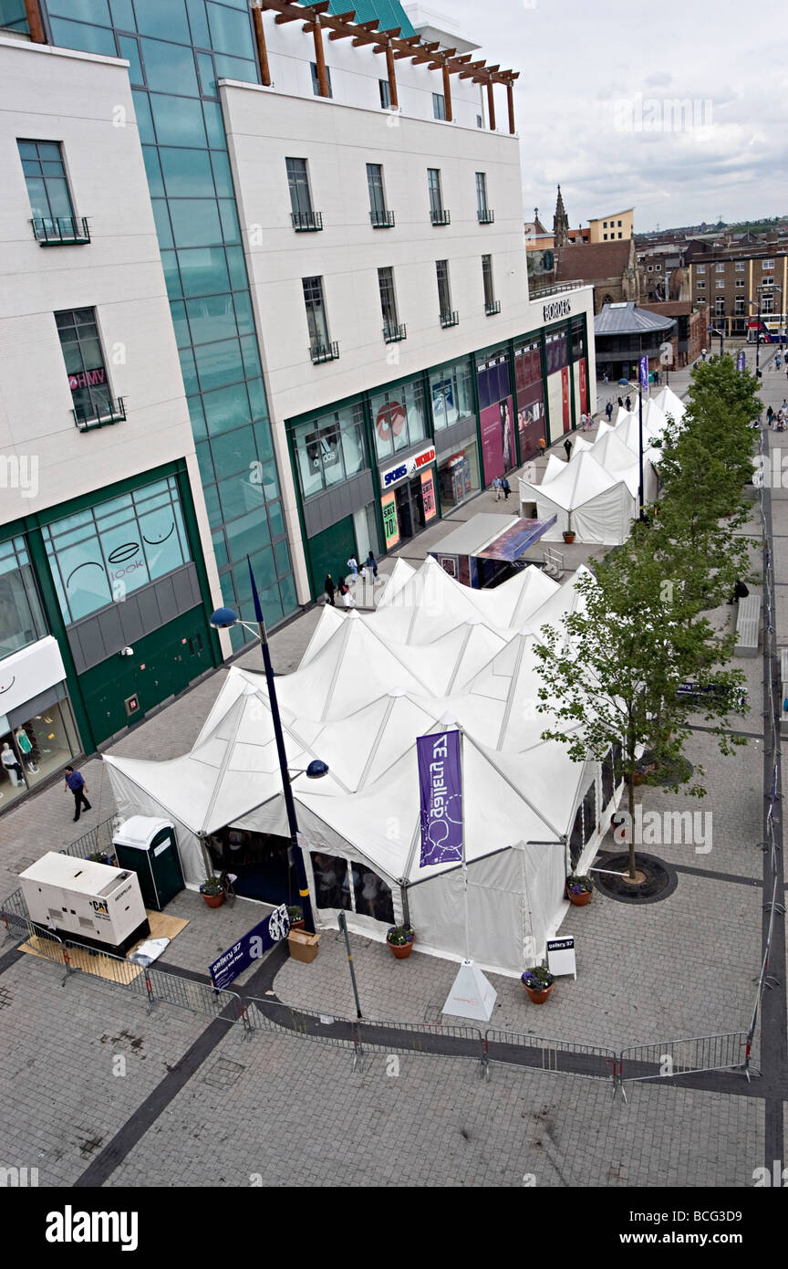 Galerie 37 Zelte der nationalen Jugend-Kunst unter Leinwand neben Birmingham Bullring in 2004 Stockfoto