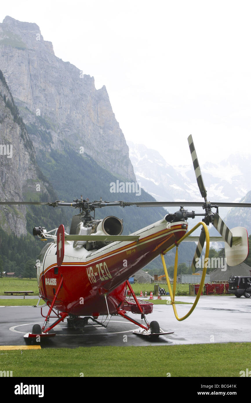 Swiss Alpine Rettungs-Hubschrauber stehen auf dem Boden bei Air-Glaciers Lauterbrunnen Stockfoto