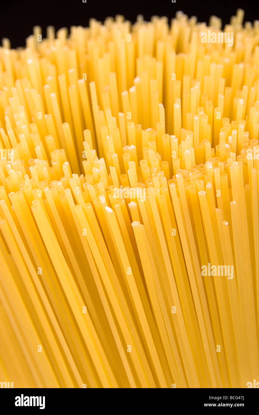 Ein Stapel von rohen ungekochten Spaghette Nudeln Stockfoto