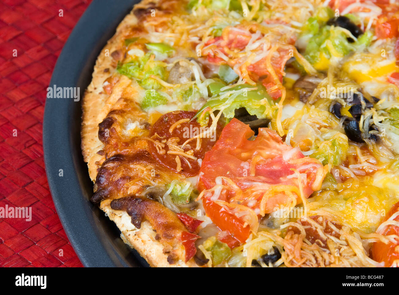 Eine Nahaufnahme von einem frisch gebackenen heiße Pizza mit frischen Tomaten Peperoni Bel Pfeffer und Käse Stockfoto