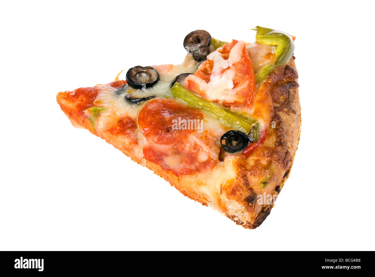 Ein Stück Pizza zeigt die Werke, darunter Oliven Paprika Zwiebeln Tomaten und Peperoni Stockfoto
