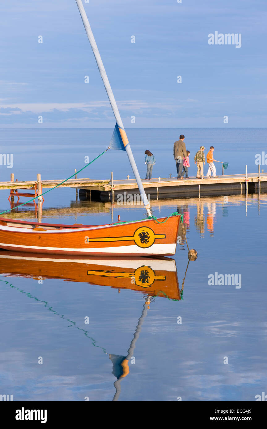 Boot vor Anker in der Danziger Bucht am frühen Abend Hel Halbinsel Ostsee Polen Stockfoto