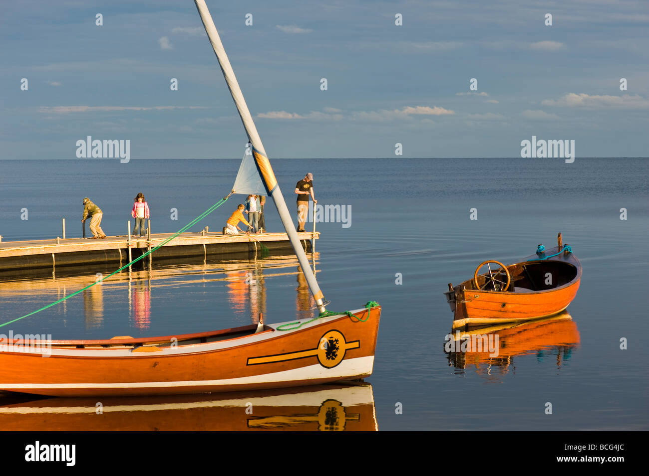Boot vor Anker in der Danziger Bucht am frühen Abend Hel Halbinsel Ostsee Polen Stockfoto