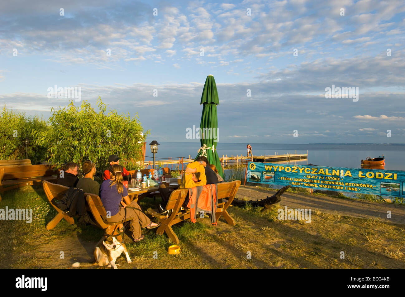 Menschen entspannen Sie sich in eine Bar mit Blick auf Puck Bucht Hel Halbinsel Ostsee Polen Stockfoto