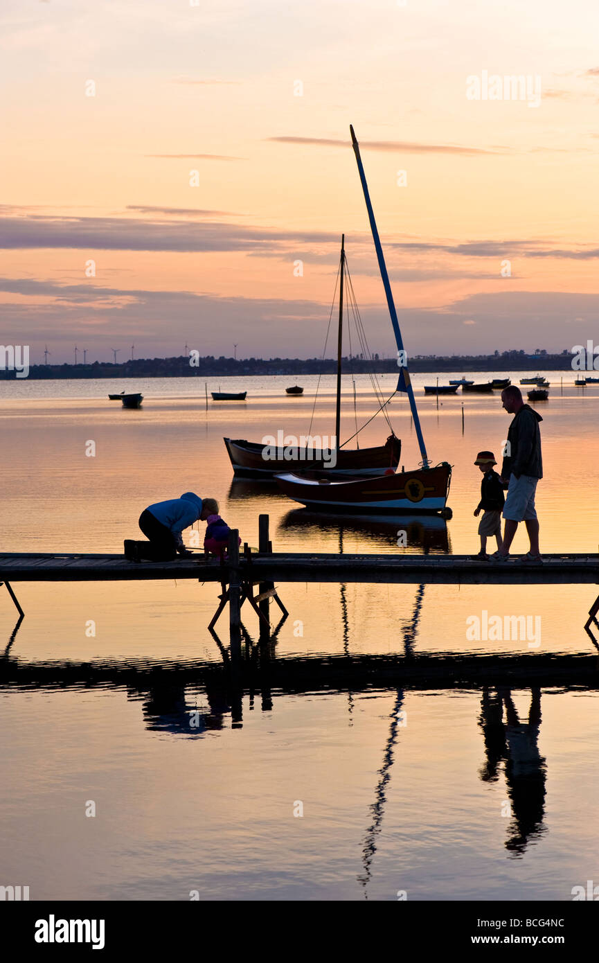 Holzsteg mit Blick auf die Danziger Bucht am frühen Abend Hel Halbinsel Ostsee Polen Stockfoto