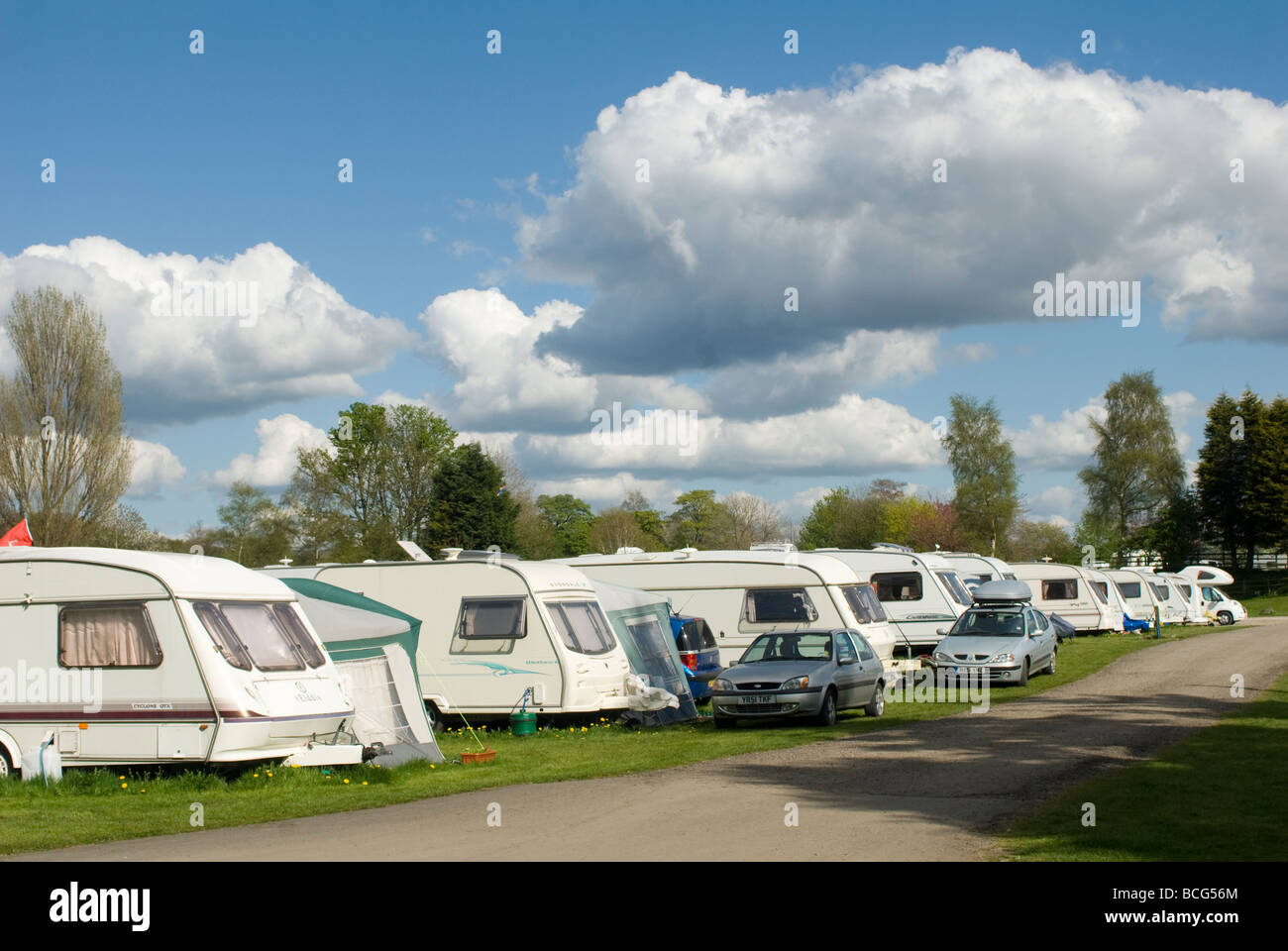 Reihen von Wohnwagen auf einem Campingplatz in Derbyshire an einem sonnigen Sommertag Stockfoto