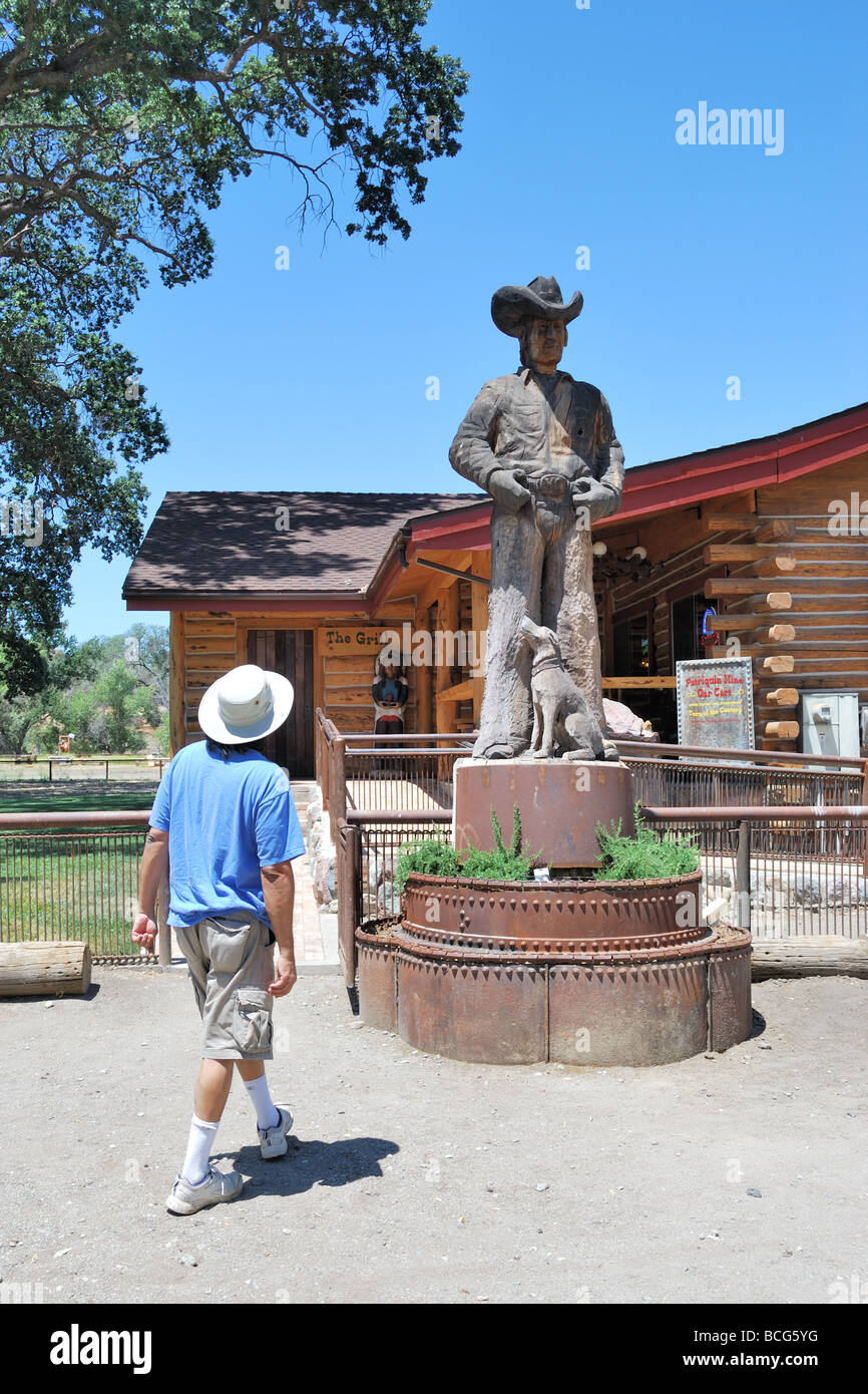 Statue von einem Cowboy mit seinem Hund, vor dem Café Parkfield, Parkfield California Stockfoto